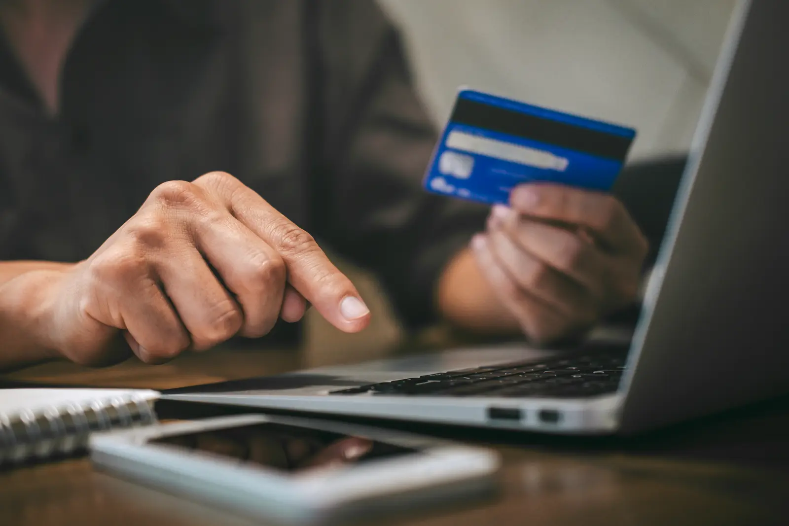 Une personne active sa nouvelle carte bancaire en utilisant l'application mobile de sa banque sur son smartphone